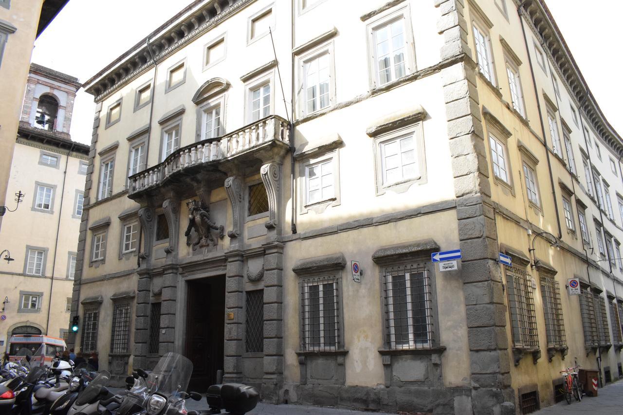 Palazzo Tucci Apartments Lucca Bagian luar foto